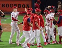 　勝利し、チームメートとタッチを交わす大谷（左端）