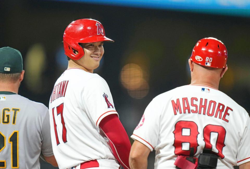 　４回、右前打を放ち笑顔を見せる大谷