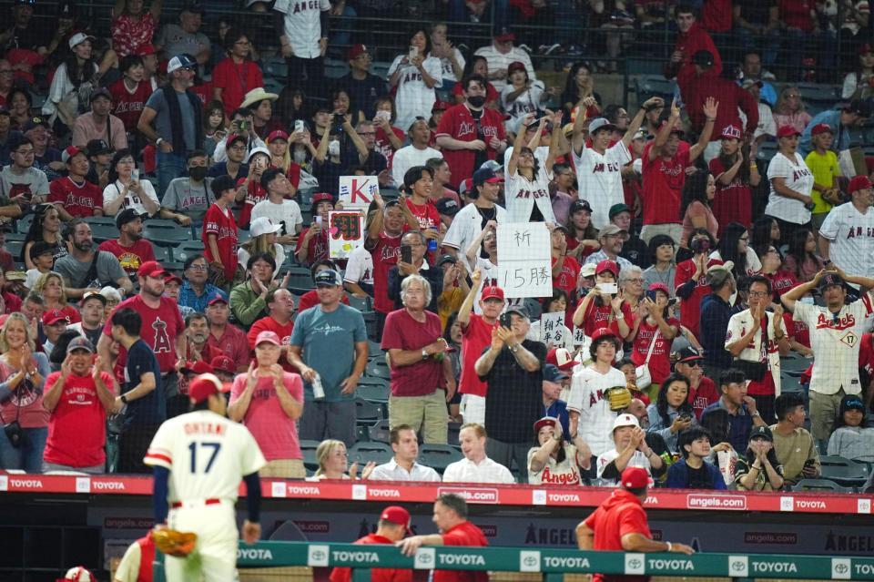 　２回の投球を終えた大谷（１７）を迎えるファン