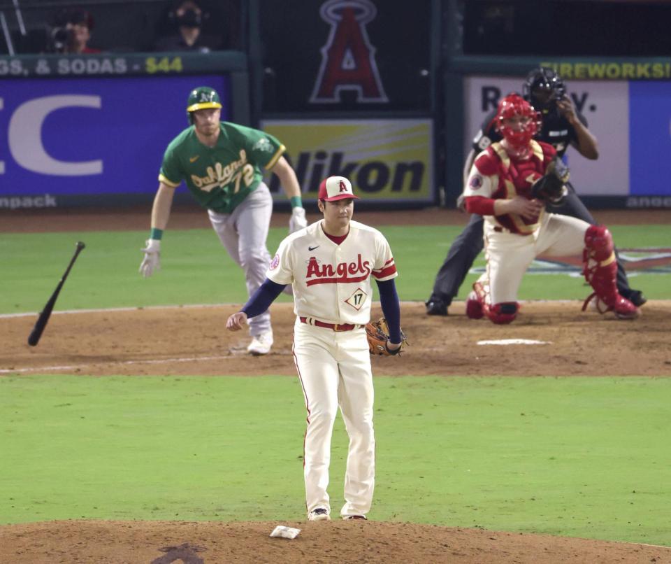 　８回、カペルにこの試合初安打を許したエンゼルス・大谷＝アナハイム（共同）