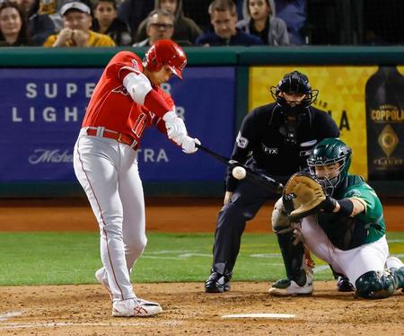 　５回、適時二塁打を放つ大谷