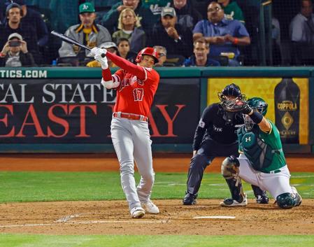 　４回、空振り三振に倒れる大谷