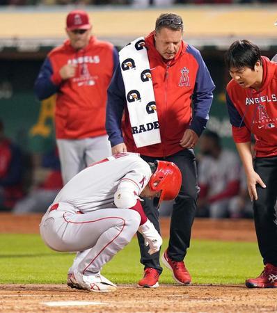 　３回、死球を受けしゃがみ込む大谷（共同）