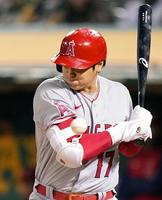 　３回、死球を受ける大谷＝オークランド（共同）