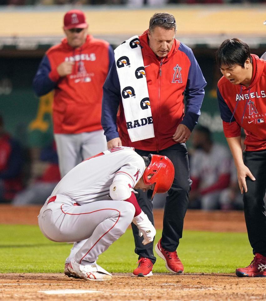 　３回、死球を受けしゃがみ込む大谷（共同）