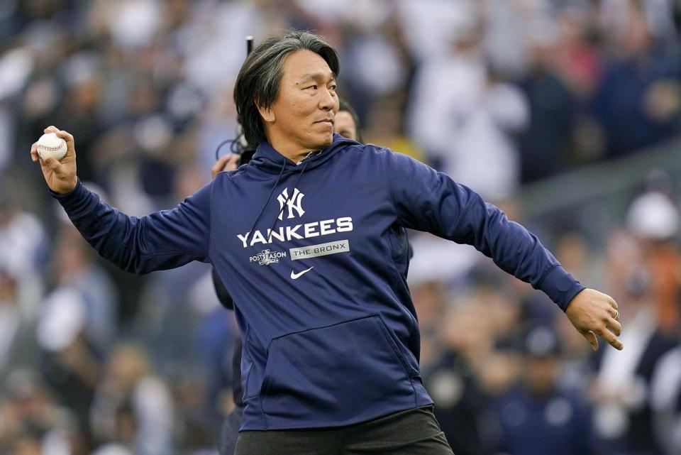 　ヤンキースとアストロズのリーグ優勝決定シリーズ第３戦で、始球式を務める松井秀喜氏＝ニューヨーク（ＡＰ＝共同）