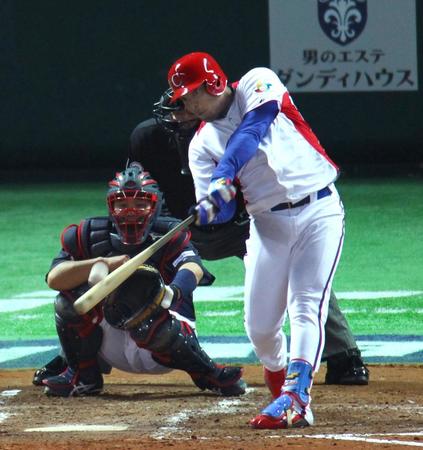 ＷＢＣの日本戦で本塁打を放つキューバ代表のヤズマニー・トマス＝2013年3月6日