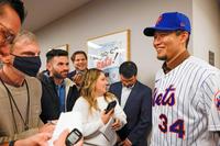 　メッツの入団記者会見を終え、メディアに囲まれ笑顔の千賀