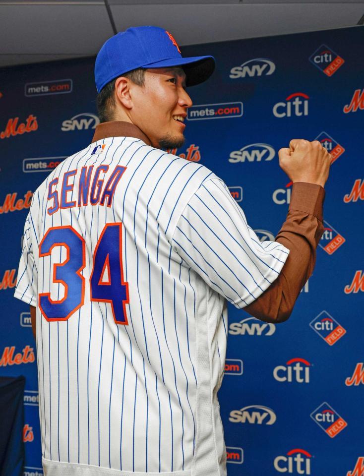 　メッツの入団記者会見で、背番号「３４」のユニホーム姿でポーズをとる千賀