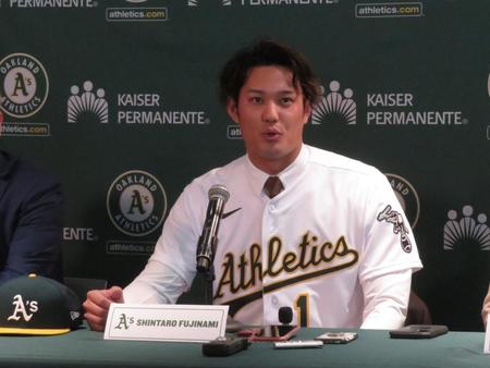 　入団会見で流暢な英語を披露する藤浪（撮影・小林信行）