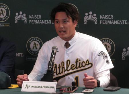 　入団会見で流暢な英語を披露する藤浪（撮影・小林信行）