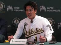 　入団会見で流暢な英語を披露する藤浪（撮影・小林信行）