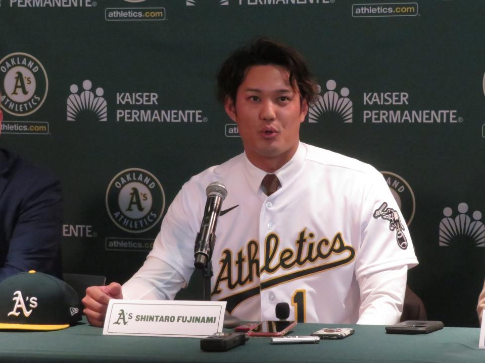 　入団会見で流暢な英語を披露する藤浪（撮影・小林信行）