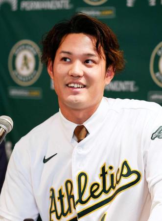 　米大リーグ、アスレチックスの入団記者会見で笑顔を見せる藤浪（共同）