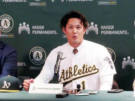 　入団会見で流暢な英語を披露する藤浪（撮影・小林信行）