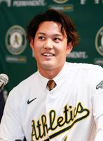 　米大リーグ、アスレチックスの入団記者会見で笑顔を見せる藤浪（共同）