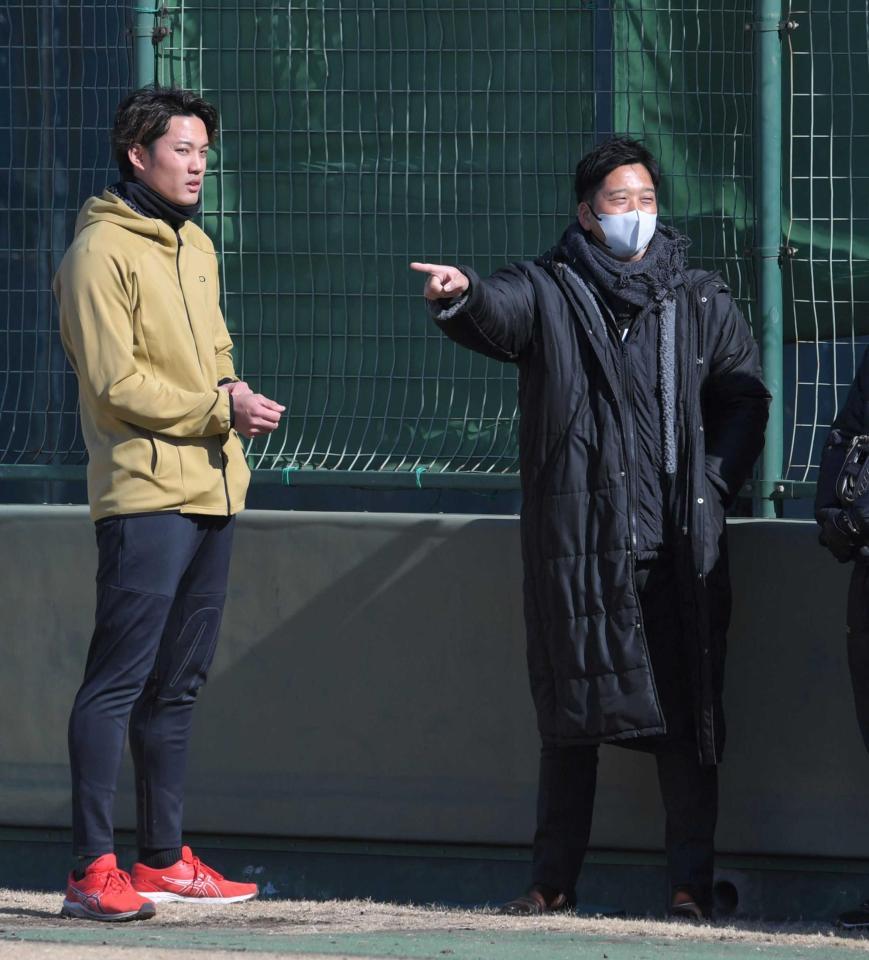 　藤浪（左）と談笑する藤川ＳＡ（撮影・北村雅宏）