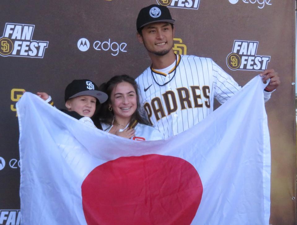 　球団ファンフェスタで日の丸を持参した地元ファンと交流するダルビッシュ（４日撮影）