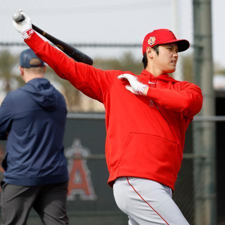 　打撃練習の合間に素振りするエンゼルス・大谷＝テンピ（共同）