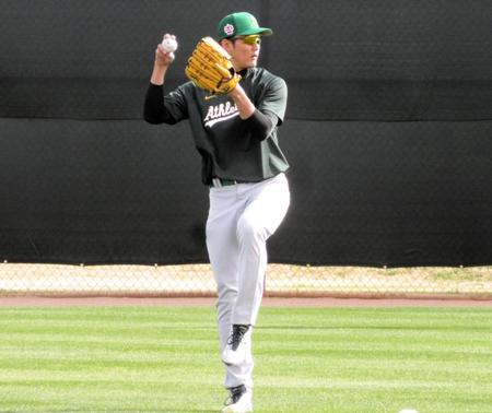 　キャッチボールをする藤浪（撮影・小林信行）