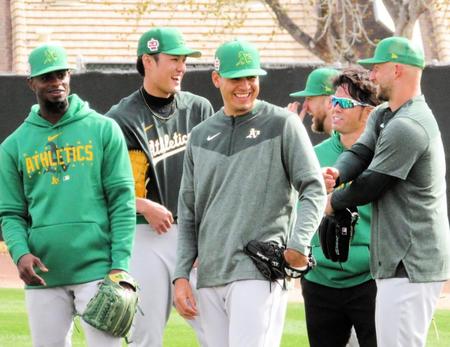 　練習の合間に同僚と笑顔を見せる藤浪（撮影・小林信行）