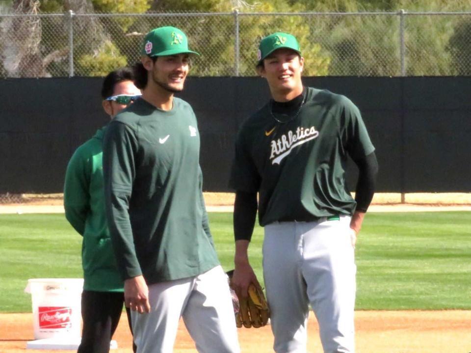 　練習の合間に笑顔を見せる藤浪（右）とターノク（撮影・小林信行）