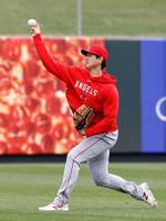 　キャッチボールする大谷