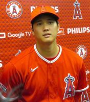 　交代後に取材に応じる大谷（撮影・小林信行）