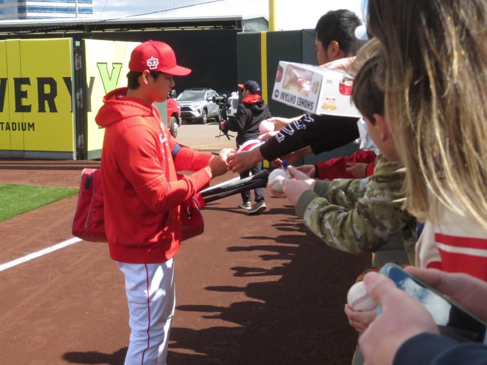 　試合前に殺到したファンにサインをする大谷（撮影・小林信行）