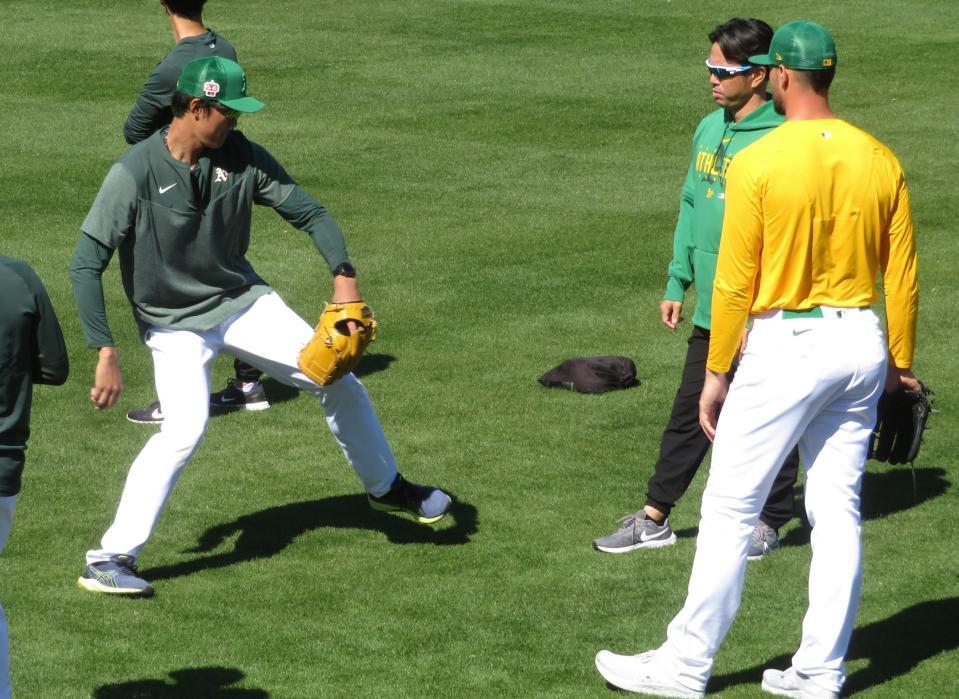 　練習の合間にミュラーと投球フォームの話題で盛り上がる藤浪（撮影・小林信行）