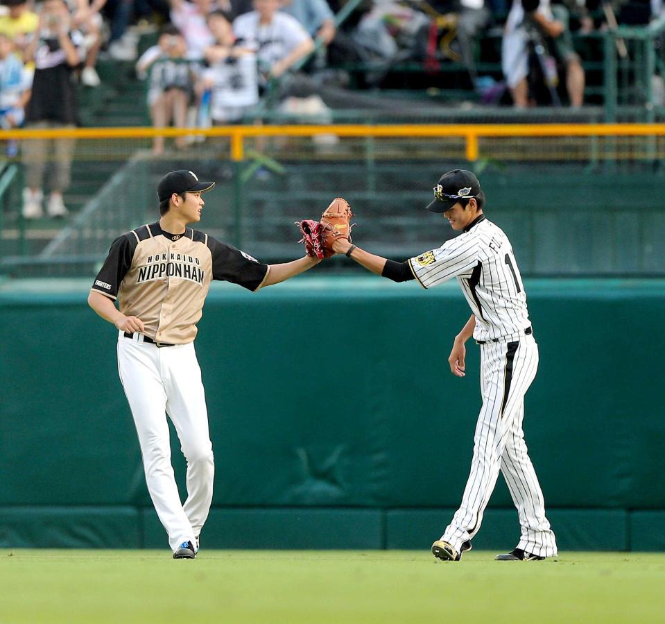 オールスター戦前にキャッチボールをしグラブタッチをする大谷（左）と藤浪＝甲子園（２０１４年７月１９日）