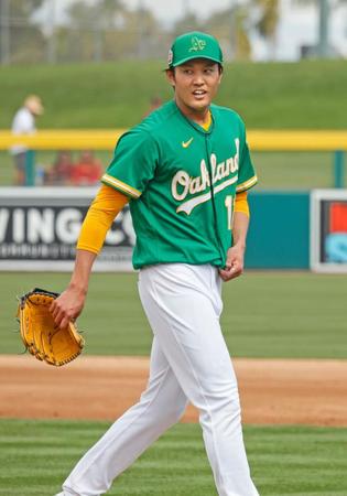 　２回、無死満塁のピンチを無失点で切り抜け、ベンチに戻る藤浪