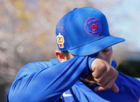 　取材対応中に目元を拭う、ＷＢＣ出場を辞退したカブス・鈴木（共同）