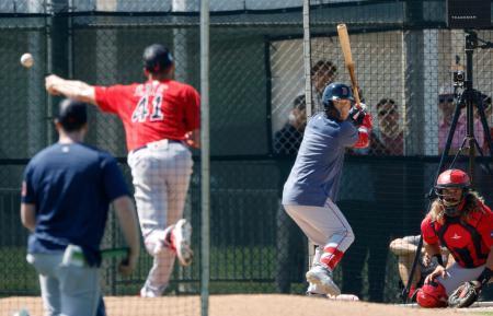　セール（４１）を相手に実戦形式の打撃練習をするレッドソックス・吉田＝フォートマイヤーズ（共同）