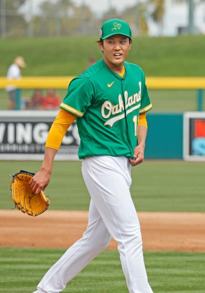 　２回、無死満塁のピンチを無失点で切り抜け、ベンチに戻る藤浪