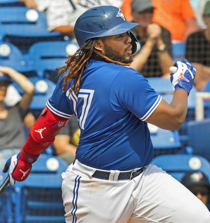 　３日、レイズとのオープン戦で１回に適時打を放つブルージェイズのゲレロ＝ダンイーデン（カナディアンプレス提供・ＡＰ＝共同）
