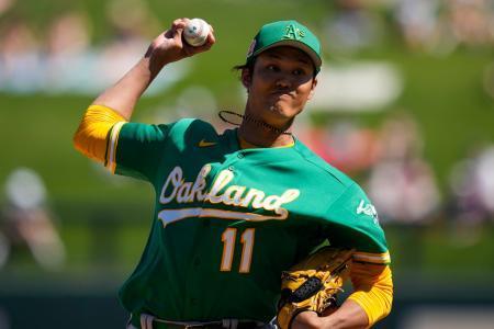 　ロッキーズ戦に先発したアスレチックスの藤浪＝１３日、スコッツデール（ＡＰ＝共同）