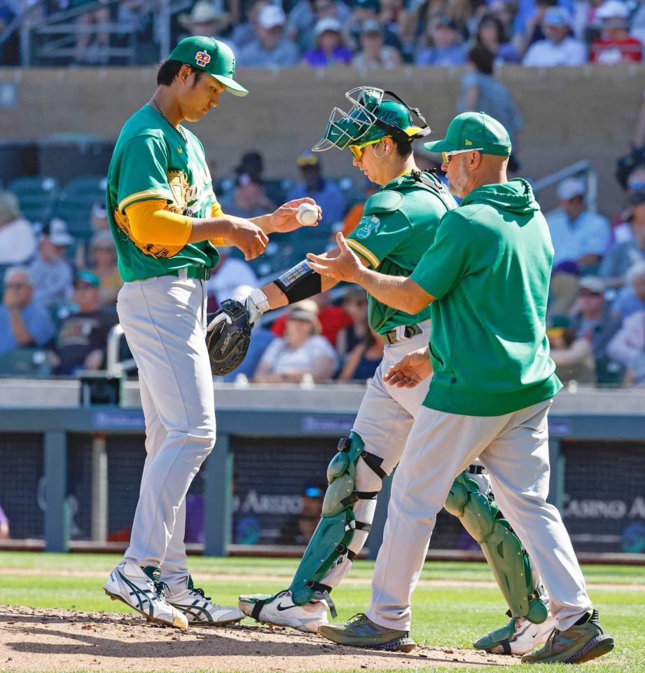 　４回途中、コッツェー監督（右）にボールを手渡し降板する藤浪（共同）