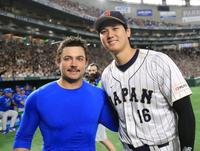 　試合後、エンゼルスでチームメイトのＤａ・フレッチャーと笑顔を見せる大谷（１６日）
