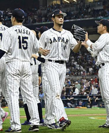 　ＷＢＣ決勝の米国戦で、１点を失ったが後続を抑えてベンチに戻るダルビッシュ（中央）＝２１日、マイアミ（共同）