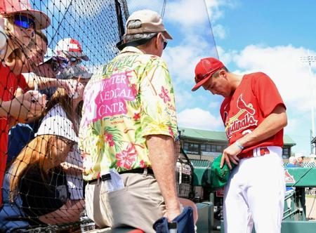 　オープン戦前、サインの求めに応じるヌートバー（右端）