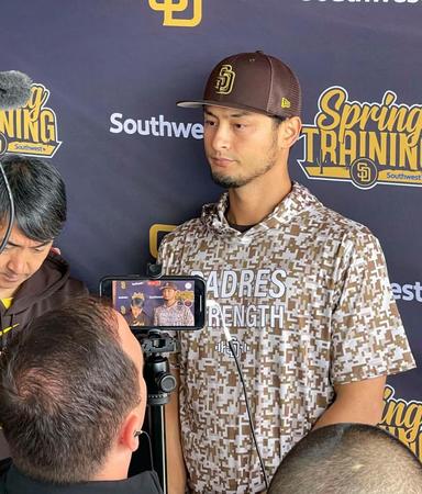 　パドレスに合流し、取材に応じるダルビッシュ