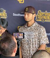 　パドレスに合流し、取材に応じるダルビッシュ