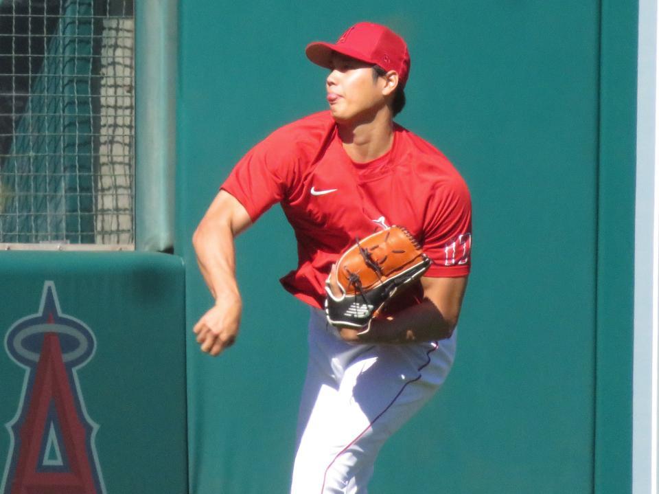 　試合前にキャッチボールをする大谷（撮影・小林信行）