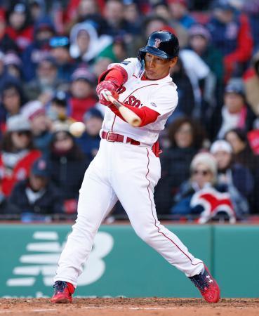 　米大リーグ、オリオールズとの開幕戦の６回、中前にメジャー初安打となる適時打を放つレッドソックスの吉田正尚＝３０日、ボストン（共同）