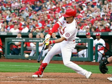 　ブルージェイズ戦の６回、左前打を放つカージナルスのヌートバー＝セントルイス（共同）