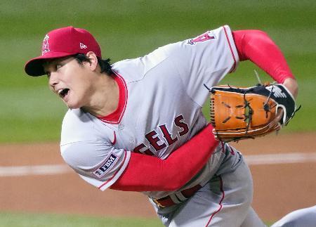 　アスレチックス戦に「３番・投手兼指名打者」で先発し、投球するエンゼルス・大谷＝オークランド（共同）