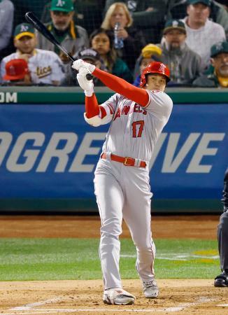 　アスレチックス戦の４回、今季初安打となる右前打を放つエンゼルス・大谷＝オークランド（共同）