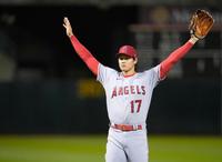 開幕戦に「３番・投手兼指名打者」で先発した大谷（共同）