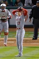 　５回、ピーターソンの飛球を見つめる大谷（共同）